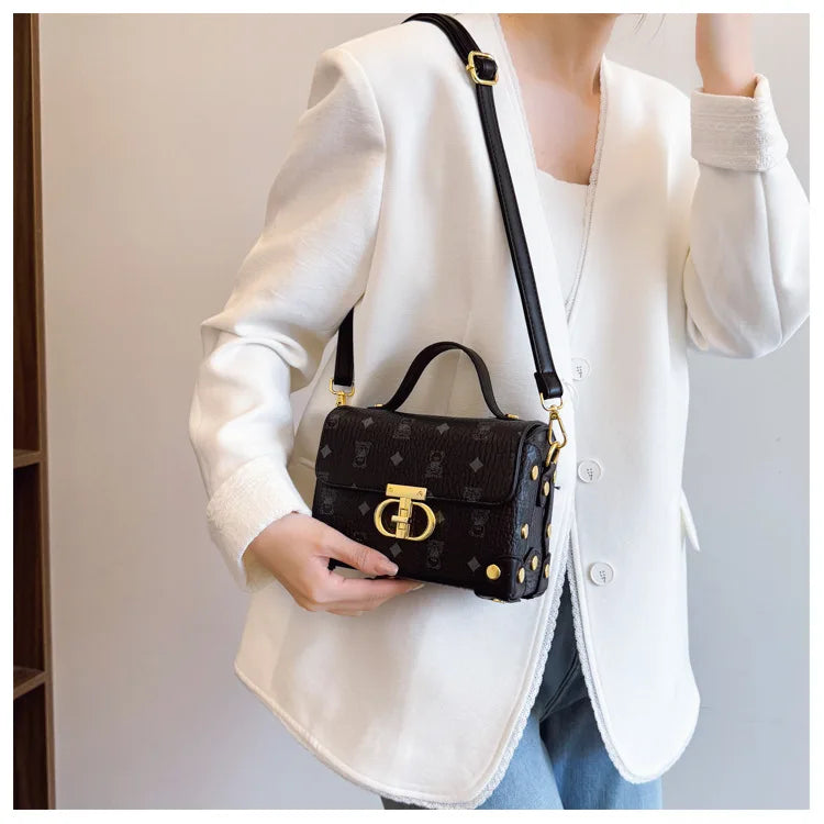 Bolsa quadrada pequena de alta qualidade, uma bolsa versátil de ombro único, uma bolsa crossbody, uma bolsa de caixa versátil para mulheres