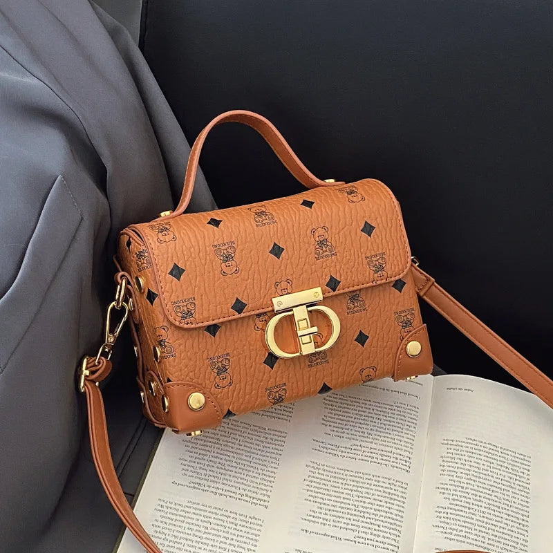 Bolsa quadrada pequena de alta qualidade, uma bolsa versátil de ombro único, uma bolsa crossbody, uma bolsa de caixa versátil para mulheres